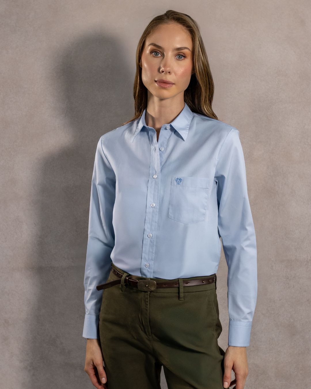 Camisa Antimanchas de Mujer Light Blue Con Bolsillo Logo Azul