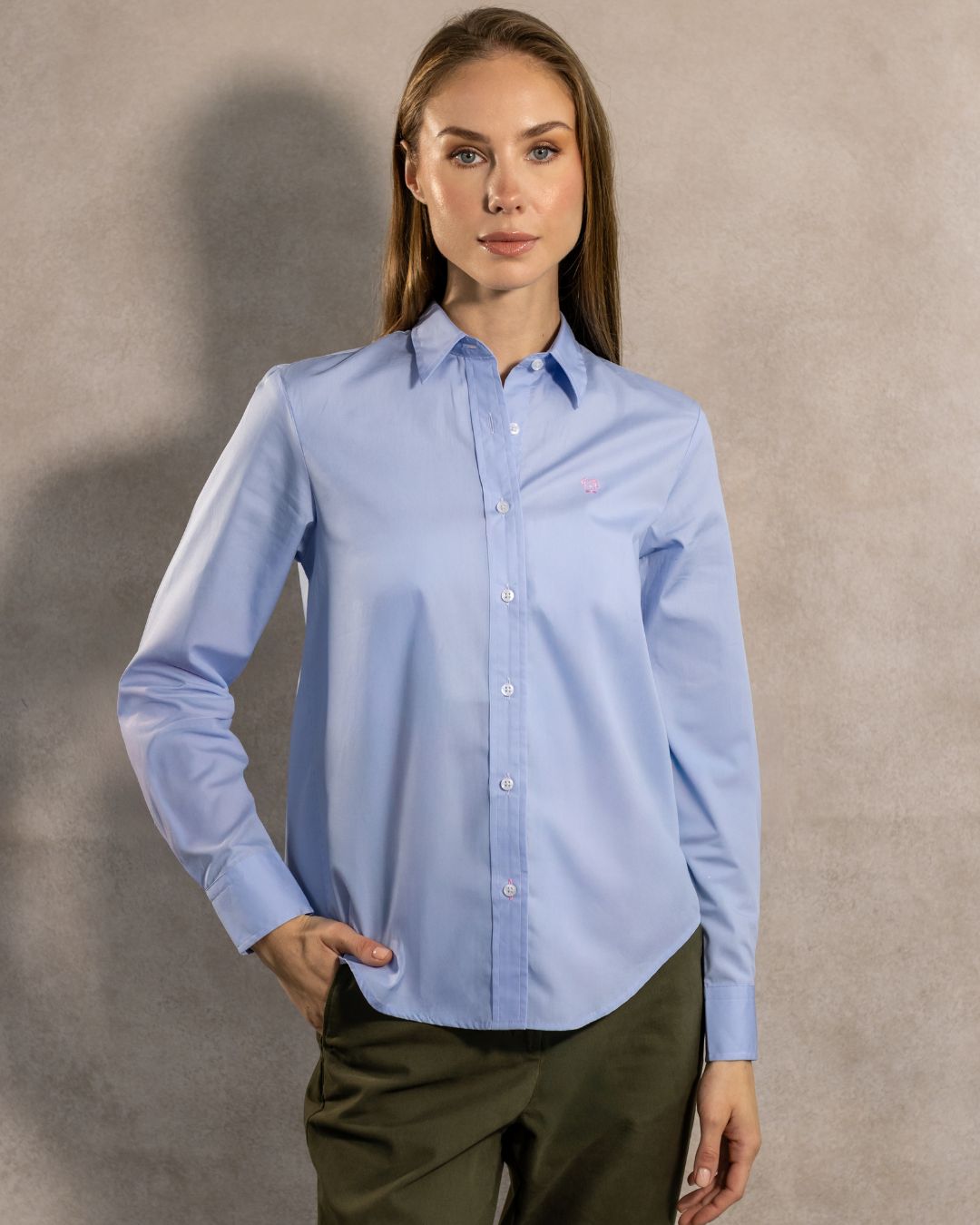 Camisa Antimanchas de Mujer Light Blue Logo Rosado