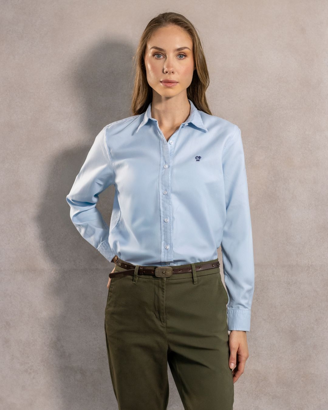 Camisa Antimanchas de Mujer Light Blue Logo Azul Oscuro