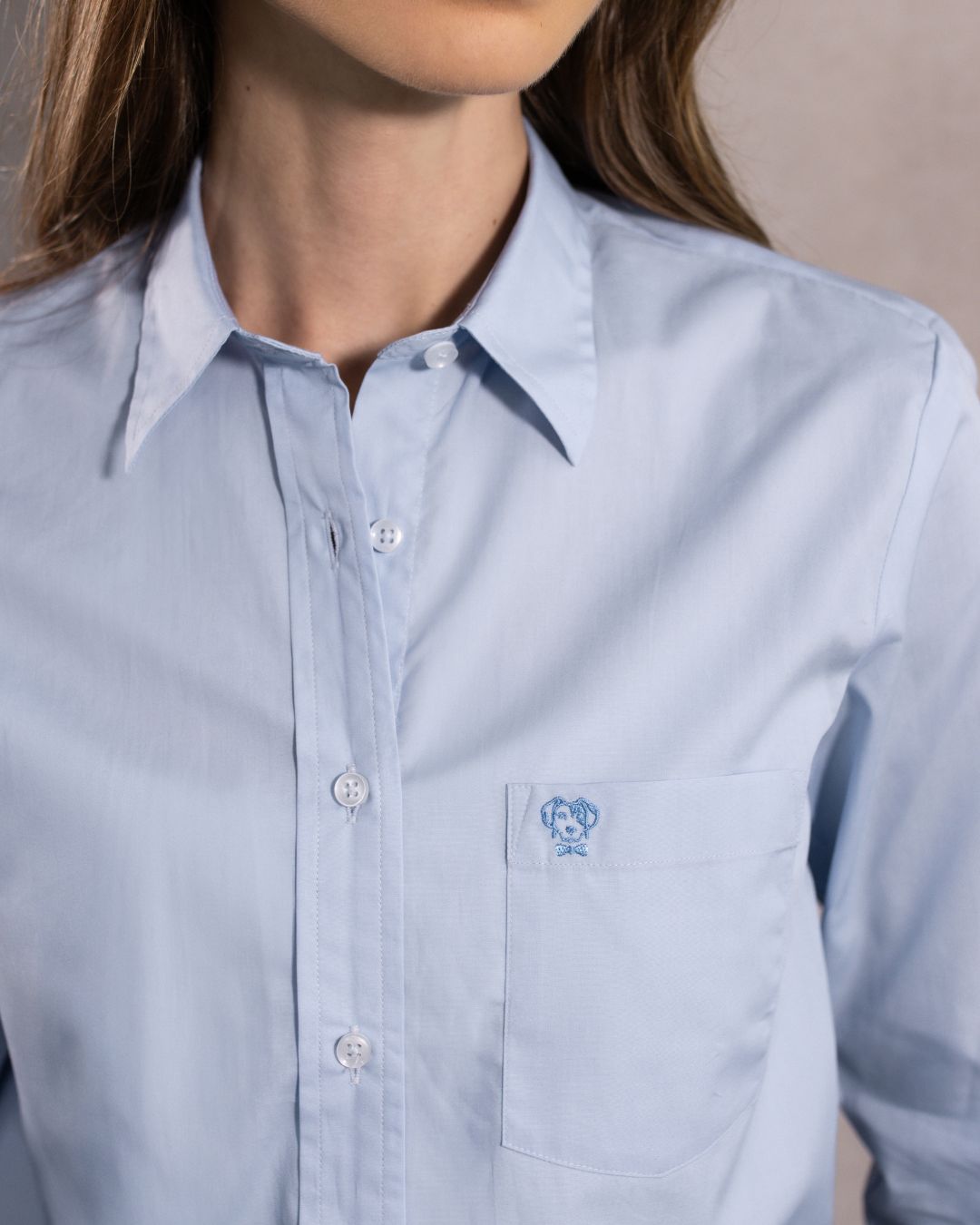 Camisa Antimanchas de Mujer Light Blue Con Bolsillo Logo Azul