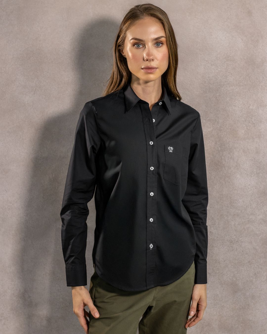 Camisa Antimanchas de Mujer Negro Con Bolsillo Logo Azul Claro